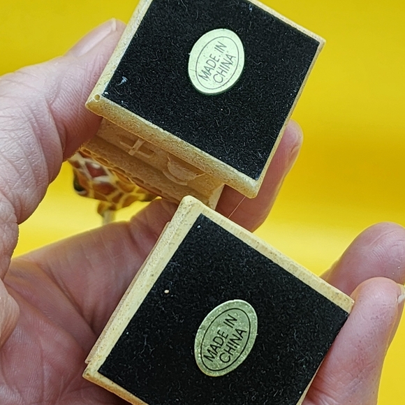 2 Wild Animals of Africa Giraffes White Chess Replacement Pieces Ben Homer 2002 - Picture 8 of 8